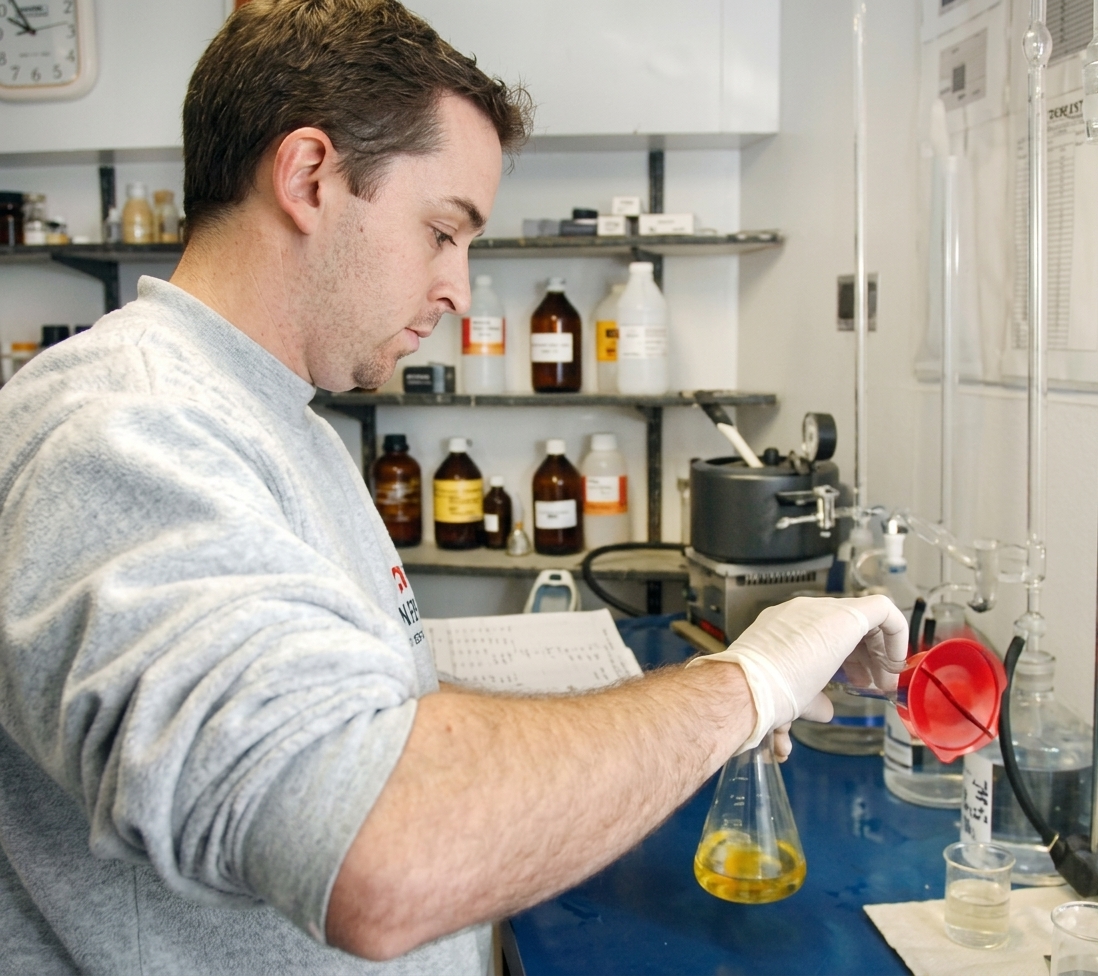 Técnico realizando análisis químico en el laboratorio de pretratamiento